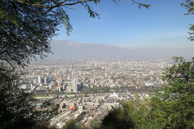 equipo de educación financiera planificando contenidos en oficina Santiago Chile
